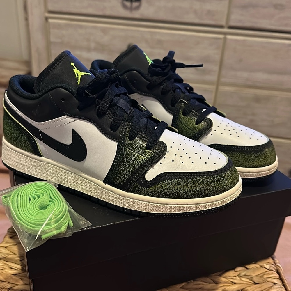 Air Jordan 1 low… Sneakers GUC size 7Y